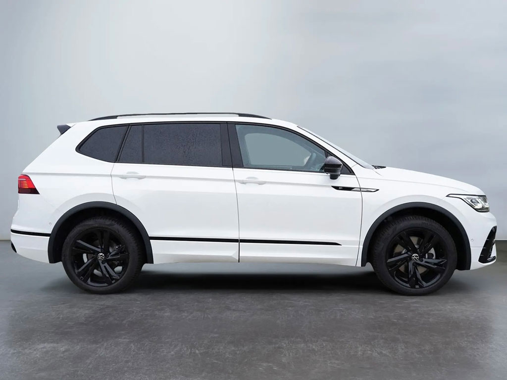 Ein weißes SUV mit schwarzen Rädern, Seitenansicht, auf grauem Hintergrund.